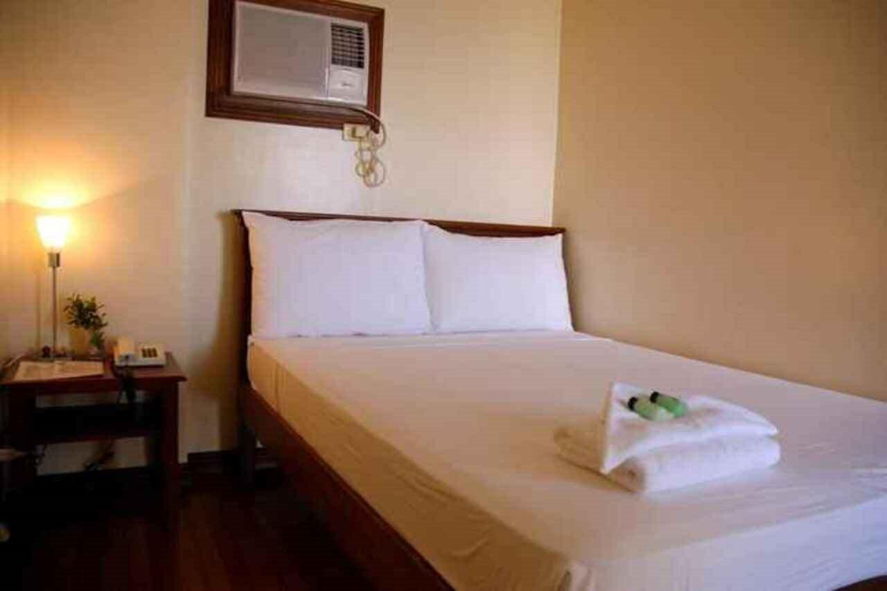 Isabelle Royale Makati Hotel Makati City Kültér fotó