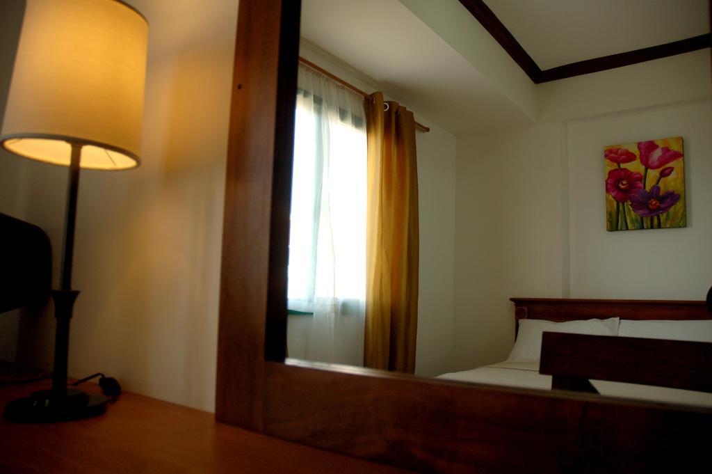 Isabelle Royale Makati Hotel Makati City Kültér fotó